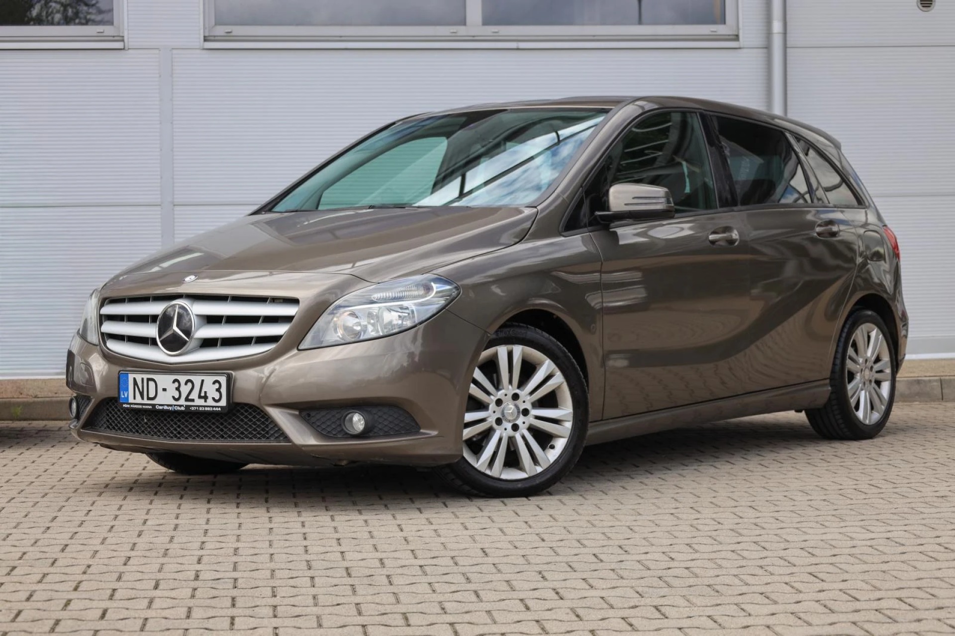 Mercedes-Benz B180